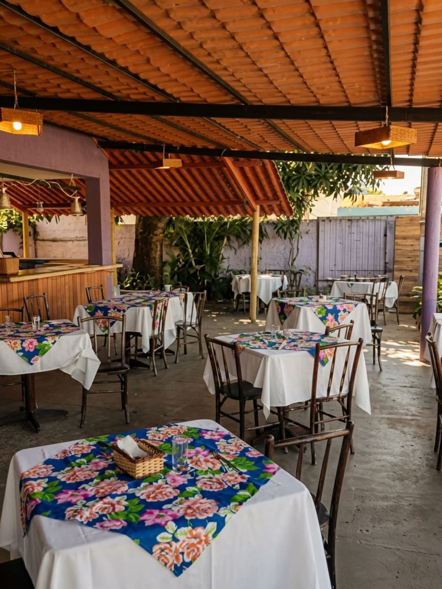 Salão interno com toalhas de chita floral