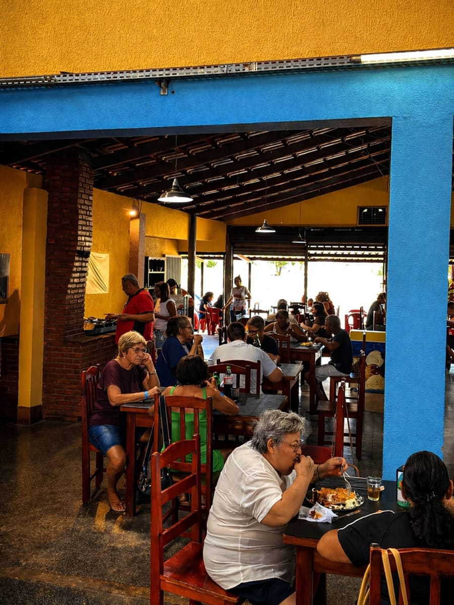Clientes almoçando no salão do Jaboticabas